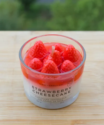 lumanare Candly realizata manual din ceara de soia si gel in forma de cheesecake cu capșuni