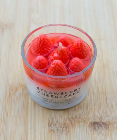 lumanare Candly realizata manual din ceara de soia si gel in forma de cheesecake cu capșuni
