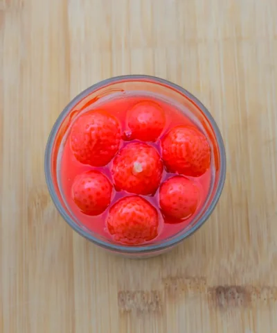 lumanare handmade Candly realizata din ceara de soia si gel in forma de cheesecake cu capșuni