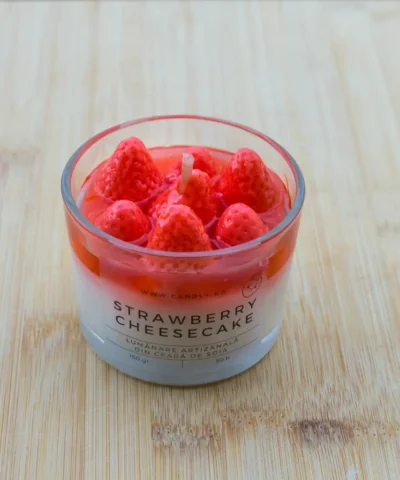 llumanare Candly realizata manual din ceara de soia si gel in forma de cheesecake cu capșuni
