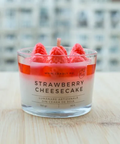 lumanare Candly realizata manual din ceara de soia si gel in forma de cheesecake cu capșuni