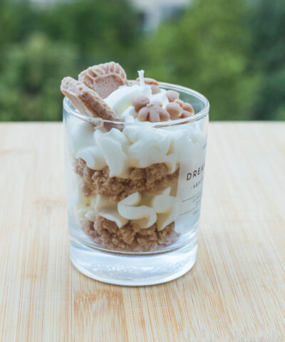 lumanare artizanala din ceara de soia in forma de prajitura candly