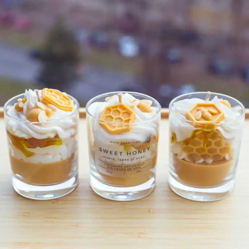 3 Lumanari Candly realizate manual din ceara de soia in forma fagure, cu frisca, ornate cu gel special pentru efect de miere si figurine in forma de albine, vedere din fata sus