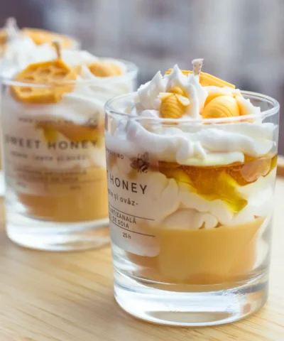 3 lumanari Candly realizate manual din ceara de soia in forma fagure, cu frisca, ornata cu gel special pentru efect de miere si figurine in forma de albine