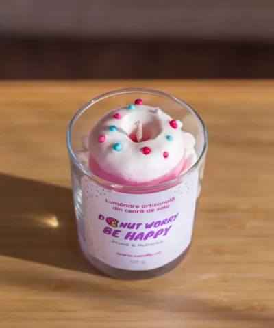 Lumanare Candly din ceara de soia realizata manual in forma de prajitura cu frisca si gogoasa