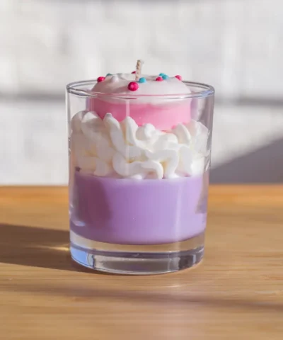 Lumanare Candly din ceara de soia realizata manual in forma de prajitura cu frisca si gogoasa