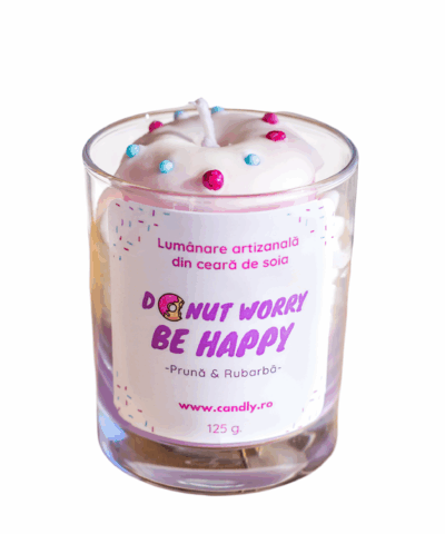 Lumanare Candly din ceara de soia realizata manual in forma de prajitura cu frisca si gogoasa, fundal alb