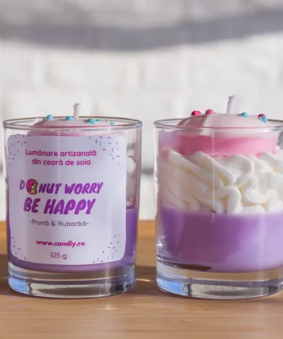 Lumanare Candly din ceara de soia realizata manual in forma de prajitura cu frisca si gogoasa, 2 bucati vedere din profil cu frisca si baza mov si gogoasa