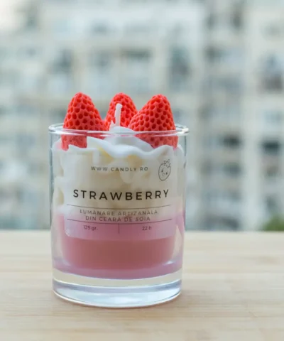 lumanare handmade din ceara de soia Candly cu capsuni si frisca