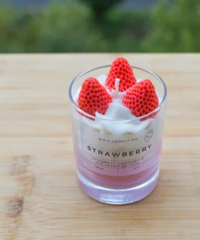 lumanare din ceara de soia cu capsuni si frisca lucrata manual