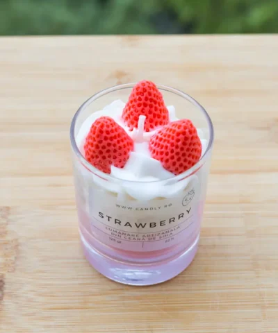 Candly lumanare lucrata manual din ceara de soia in forma de prajitura cu capsuni si frisca