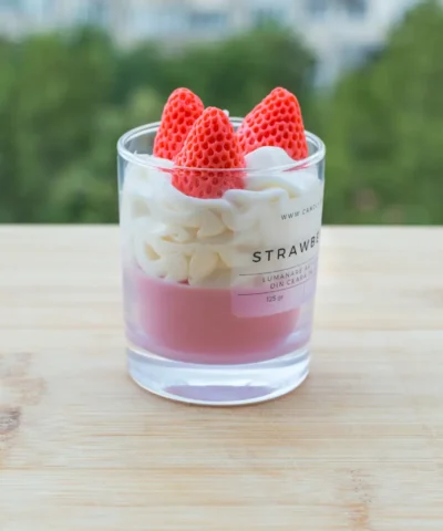 lumanare din ceara de soia Candly in forma de prajitura cu capsuni si frisca