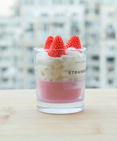 lumanare handmade din ceara de soia Candly cu capsuni si frisca