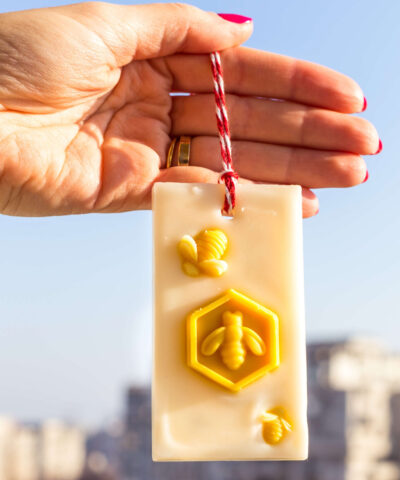 Tableta odorizanta din ceara naturala ornata cu figurine albine