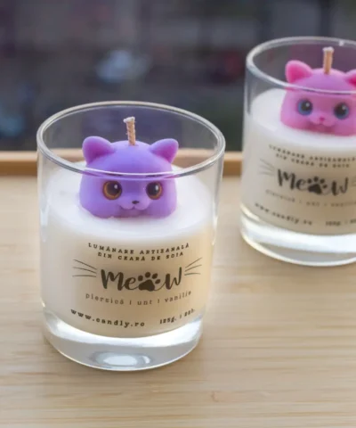 Lumanare artizanala din ceara de soia realizata manual cu baza din ceara si ornata cu o figurina in forma de chip de pisica cu ochii mari, 2 bucati mov si roz