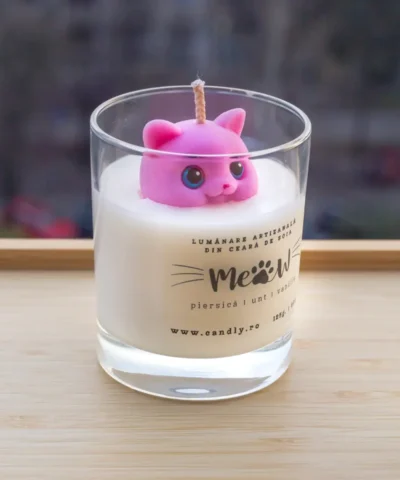 Lumanare artizanala din ceara de soia realizata manual cu baza din ceara si ornata cu o figurina in forma de chip de pisica cu ochii mari