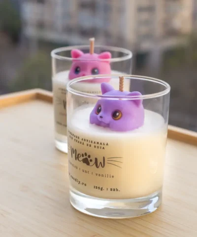 Lumanare artizanala din ceara de soia realizata manual cu baza din ceara si ornata cu o figurina in forma de chip de pisica cu ochii mari. 2 lumanari din lateral